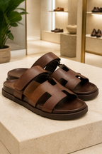 Saint-Tropez marrone esposto in boutique, tallone aperto