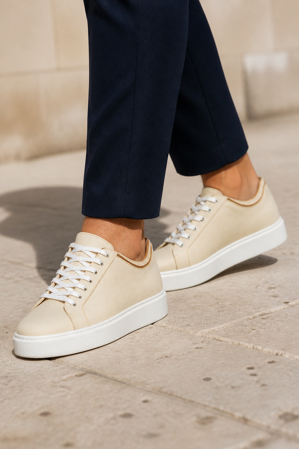 Amalfi beige indossata, hero con close sulla sneaker