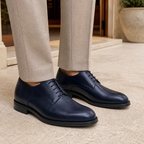 Maddalena blu indossata, hero con close sulla sneaker
