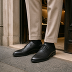 Maddalena nera indossata, hero con close sulla sneaker