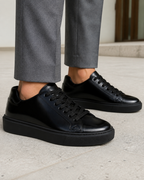 Modica nera indossata, hero con close sulla sneaker
