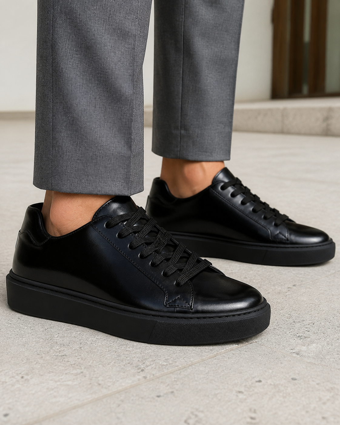 Modica nera indossata, hero con close sulla sneaker