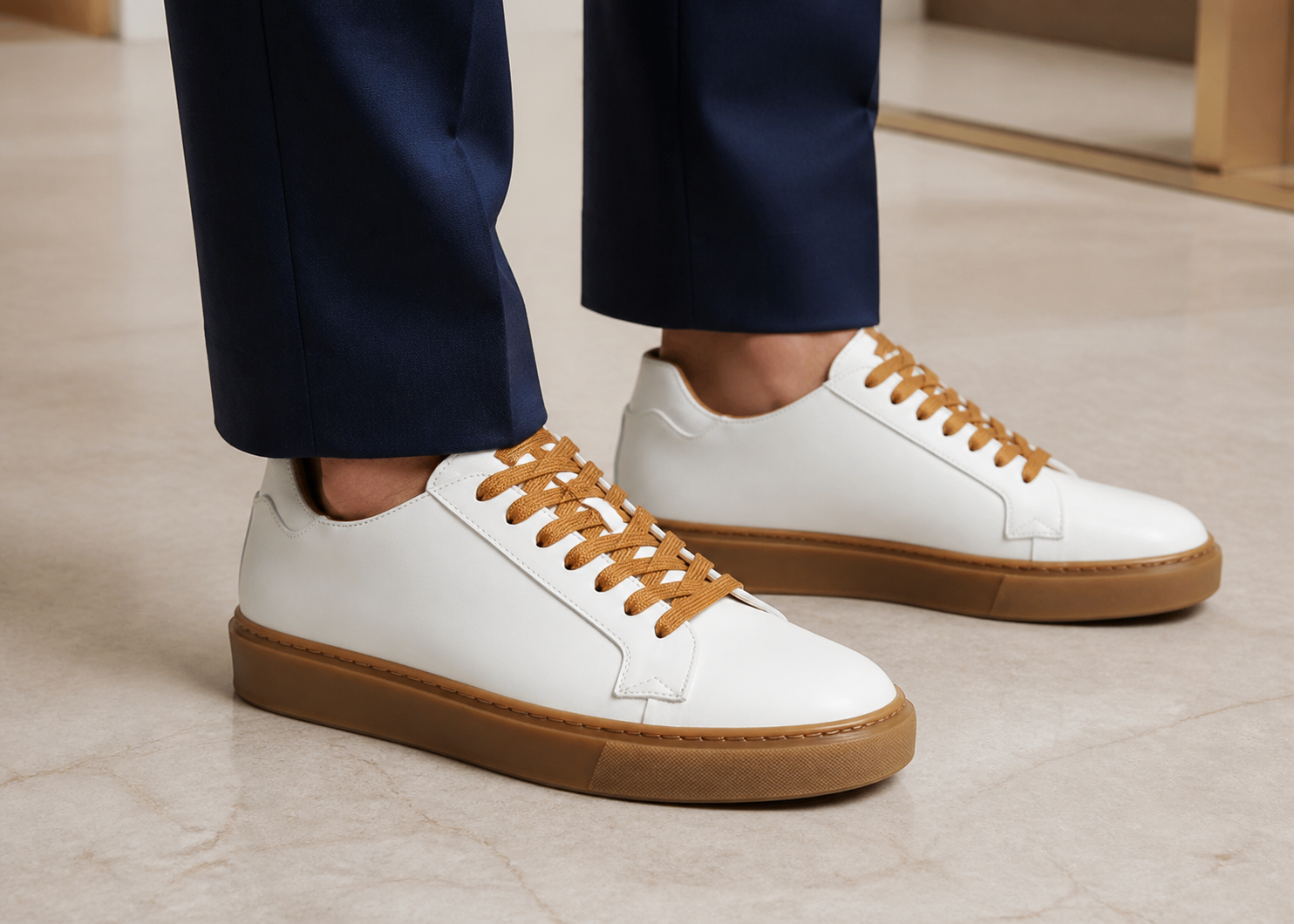 Modica bianca e marrone indossata, hero con close sulla sneaker
