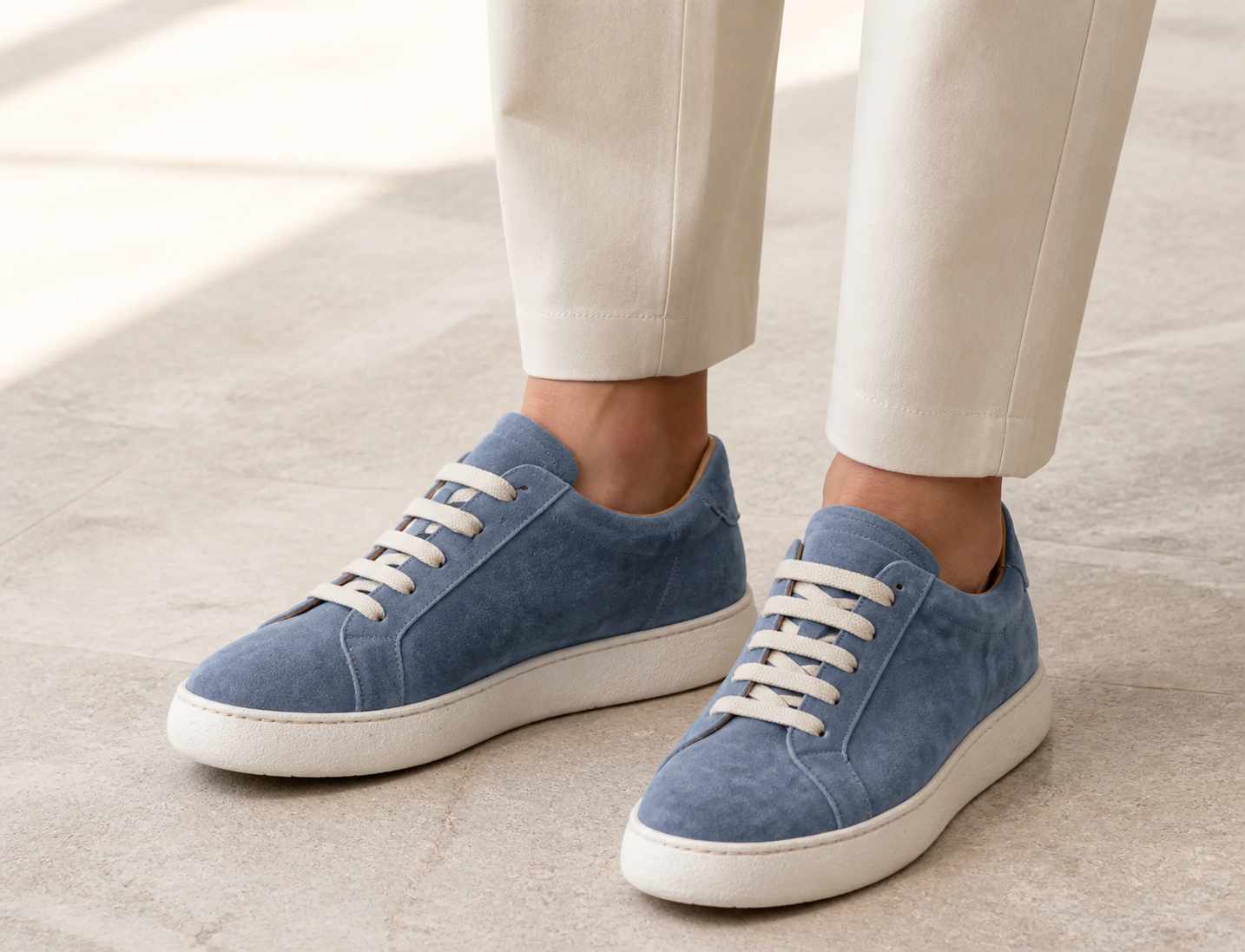 Benevento azzurra indossata, hero con close sulla sneaker