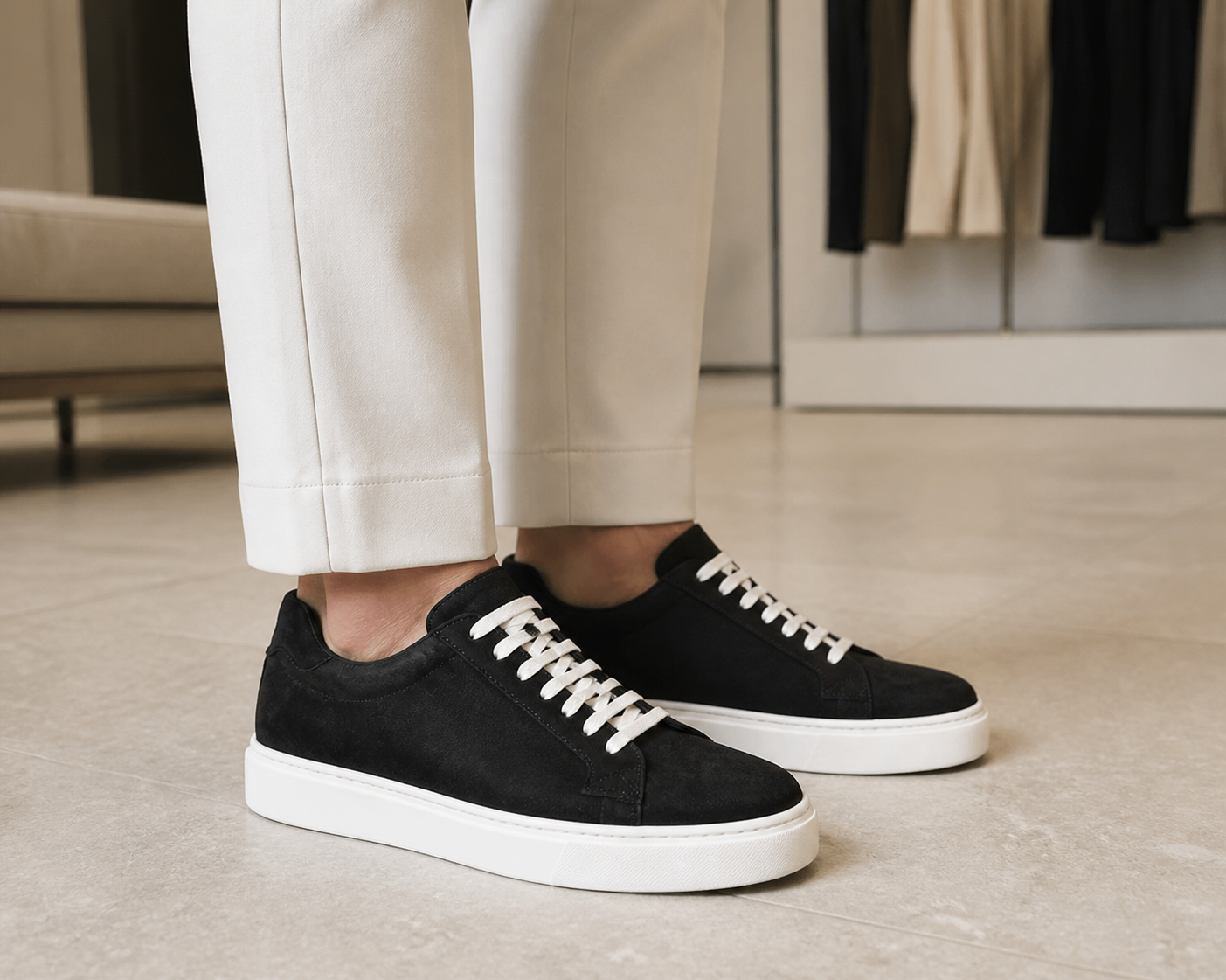 Cefalù nera indossata, hero con close sulla sneaker