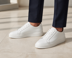 Modica bianca indossata, hero con close sulla sneaker