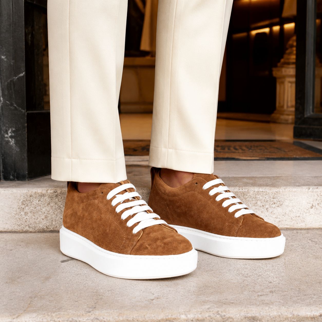 Camogli marrone indossata, hero con close sulla sneaker