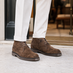 Burano marrone indossata, hero con close sulla sneaker