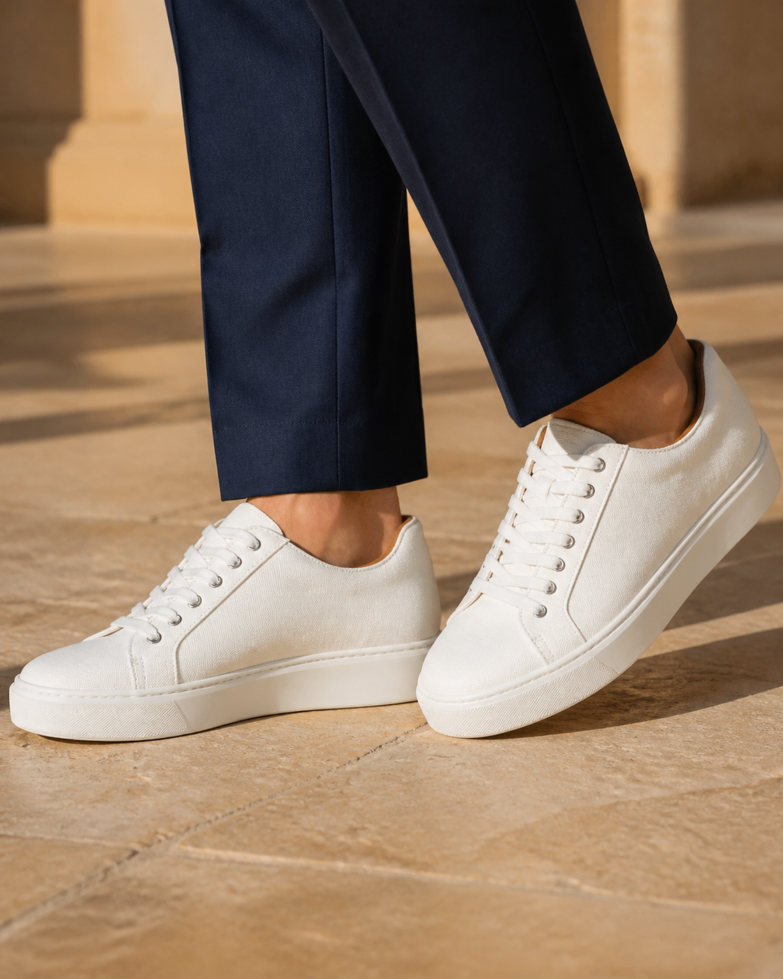 Amalfi bianca indossata, hero con close sulla sneaker
