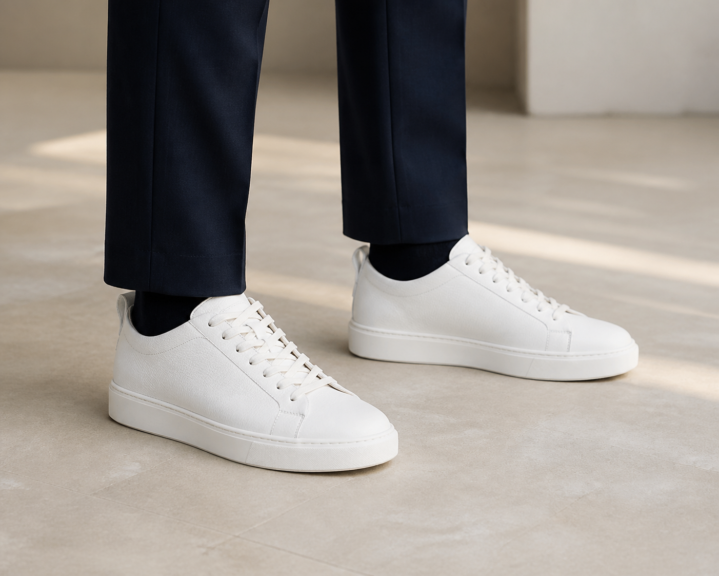 Ostuni bianca indossata, hero con close sulla sneaker