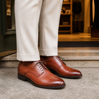 Maddalena marrone indossata, hero con close sulla sneaker